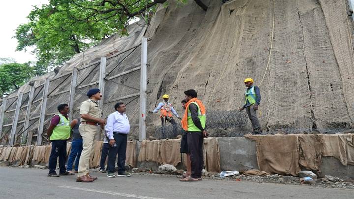 कमिश्नर ने किरर घाटी में कार्यों का किया निरीक्षण