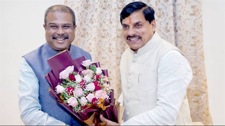 मुख्यमंत्री डॉ. मोहन यादव ने केंद्रीय मंत्री श्री धर्मेंद्र प्रधान का उज्जैन आगमन पर पुष्पगुच्छ भेंट कर स्वागत किया।