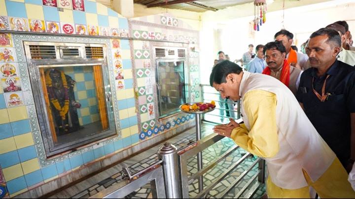 मुख्यमंत्री डॉ.मोहन यादव ने दतिया में पीतांबरा माई के दर्शन कर पूजा-अर्चना की।