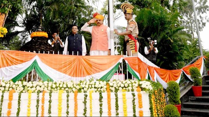 मुख्यमंत्री डॉ. यादव ने स्वतंत्रता दिवस पर मुख्यमंत्री निवास परिसर में किया ध्वजारोहण