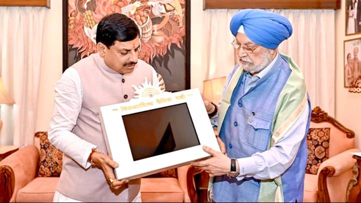 मुख्यमंत्री डॉ. मोहन यादव ने नई दिल्ली में केंद्रीय तेल एवं प्राकृतिक गैस मंत्री श्री हरदीप पुरी को वैदिक घड़ी भेंट की।