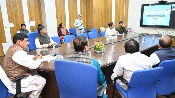 मुख्यमंत्री डॉ. मोहन यादव ने उज्जैन से नर्मदापुरम में होने वाली "रीजनल इंडस्ट्री कॉन्क्लेव की तैयारियों" की वीडियो कंफ्रेंसिंग से समीक्षा की और उद्योगपतियों से चर्चा की।