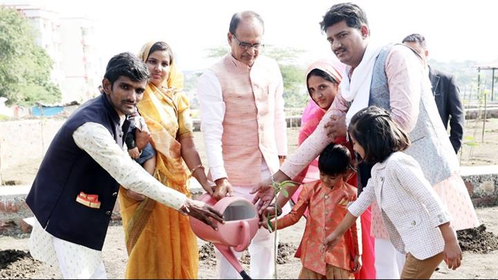 मुख्यमंत्री श्री चौहान ने पीपल, गूलर और सप्तपर्णी के पौधे रोपे