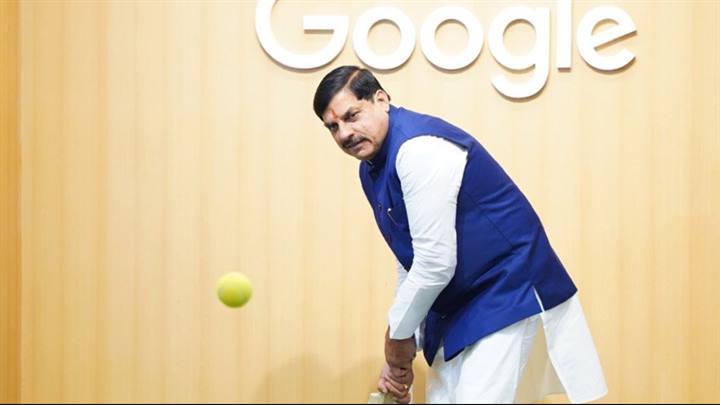 मुख्यमंत्री डॉ. मोहन यादव ने एआई इम्पैक्ट समिट–2026 नई दिल्ली में गूगल पेवेलियन पर एआई-संचालित क्रिकेट इंस्टॉलेशन का अनुभव किया।