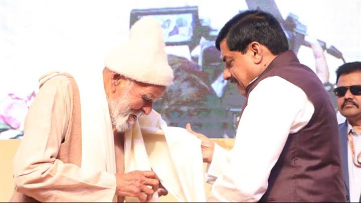 मुख्यमंत्री डॉ. मोहन यादव ने ख्यातनाम पुरातत्वविद डॉ. यशोधर मठपाल को शॉल एवं श्रीफल भेंट कर सम्मानित किया।