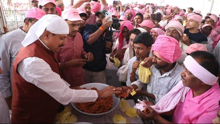 मुख्यमंत्री डॉ. मोहन यादव  ने उज्जैन स्थित जय गुरुदेव आश्रम में श्री गुरुवर के अमृत वचनों के श्रवण के बाद प्रसाद वितरण किया।