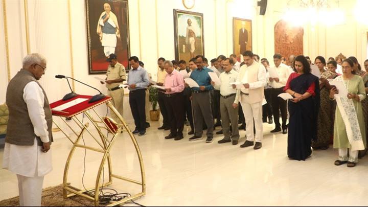 राज्यपाल श्री मंगुभाई पटेल ने अधिकारी-कर्मचारियों के साथ गाया “वंदे मातरम्”