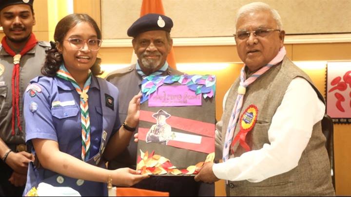 राज्यपाल श्री पटेल को भारत स्काउट्स एवं गाइड्स का बैज और स्कार्फ पहनाया