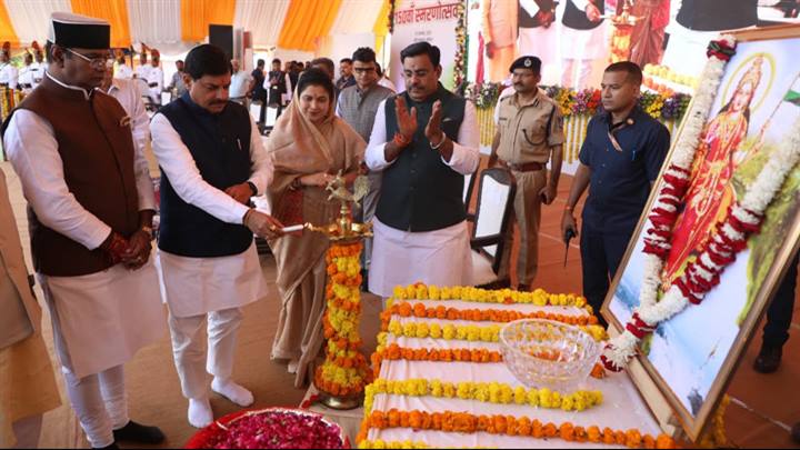 मुख्यमंत्री डॉ. मोहन यादव ने राष्ट्रगीत "वंदे मातरम" के 150 वें स्मरणोत्सव का शौर्य स्मारक में दीप प्रज्ज्वलित कर शुभारंभ किया।
