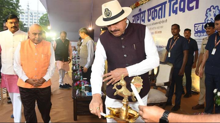 मुख्यमंत्री डॉ. मोहन यादव ने राष्ट्रीय एकता दिवस पर शौर्य स्मारक पर आयोजित कार्यक्रम का दीप प्रज्वलित  कर शुभारंभ किया ।