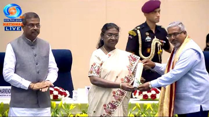 कौशल विकास एवं रोजगार राज्य मंत्री श्री टेटवाल ने राष्ट्रीय शिक्षक पुरस्कार मिलने पर श्री मालवीय को बधाई और शुभकामनाएं दीं