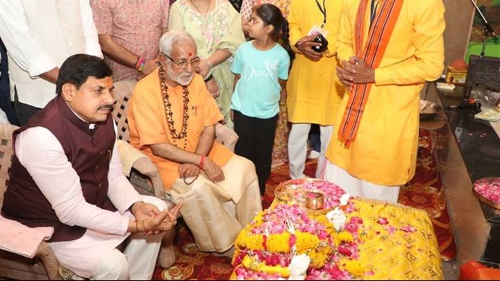मुख्यमंत्री डॉ. मोहन यादव ने उज्जैन के शांतम आश्रम में भगवान श्री हनुमान जी का पूजन कर प्रदेशवासियों और मातृ शक्ति की सुख समृद्धि की कामना की।