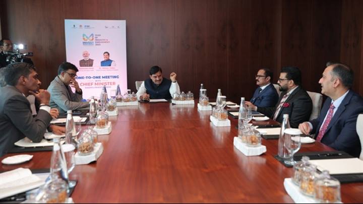 मुख्यमंत्री डॉ. यादव की लुलु समूह के निदेशक श्री सलीम से वन-टू-वन चर्चा