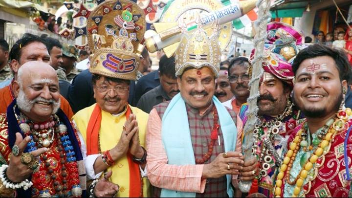 मुख्यमंत्री डॉ. मोहन यादव सोमवार को उज्जैन में भगवान श्रीमहाकाल की दूसरी सवारी में राष्ट्र और मध्यप्रदेश के सशक्तिकरण के संदेश के साथ शामिल हुए।
