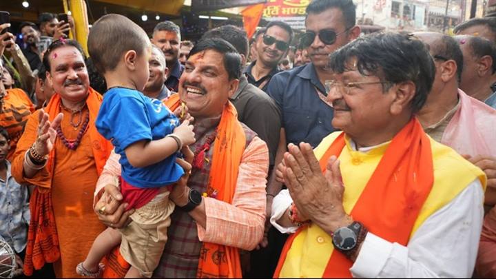 मुख्यमंत्री डॉ. मोहन यादव पवित्र श्रावण माह के दूसरे सोमवार को उज्जैन में भगवान श्रीमहाकाल की सवारी में उत्साह पूर्वक शामिल हुए।