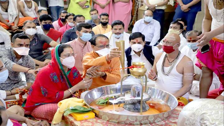 मुख्यमंत्री श्री चौहान ने सपरिवार महाकालेश्वर मन्दिर में रूद्राभिषेक कर भगवान महाकाल के दर्शन किये