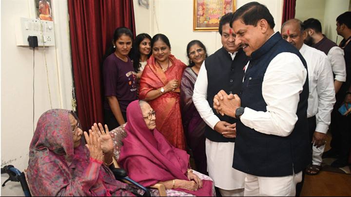 मुख्यमंत्री डॉ. यादव ने श्रीमती पटवा के जन्मदिन पर शुभकामनाएं दीं और आशीर्वाद प्राप्त किया