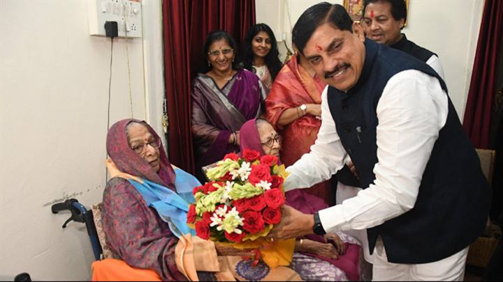 मुख्यमंत्री डॉ. मोहन यादव ने सोमवार को विधायक श्री सुरेन्द्र पटवा के 74 बंगला स्थित निवास पहुंचकर श्रीमती फूल कुंवर जी पटवा के 95 वें जन्म दिवस पर...