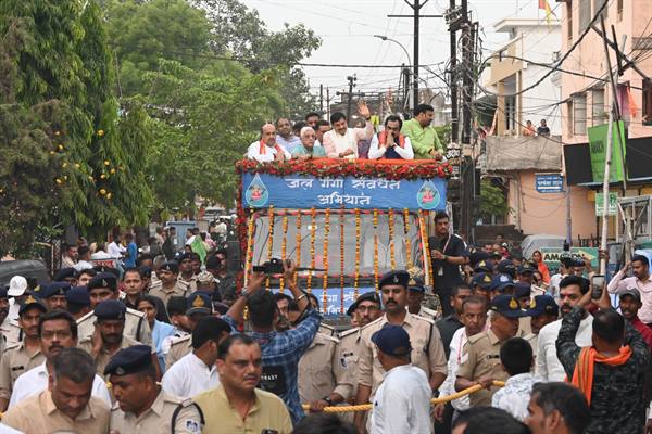 मुख्यमंत्री डॉ. मोहन यादव का जबलपुर के रोड शो में जगह-जगह लोगों ने किया स्वागत