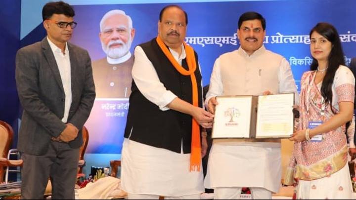 मुख्यमंत्री डॉ. मोहन यादव ने होटल ताज में एमएसएमई निवेश प्रोत्साहन एवं संवर्धन 2025 सम्मेलन के दौरान उद्यमियों को औद्योगिक भूखंड के आशय पत्र वितरित किए।