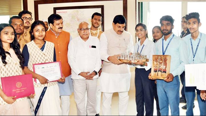  मुख्यमंत्री डॉ.यादव से आईटीआई के मेधावी प्रशिक्षणार्थियों ने की सौजन्य भेंट