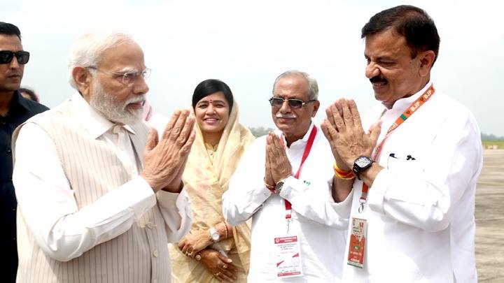 Prime Minister Shri Narendra Modi accorded warm welcome on his arrival in Bhopal