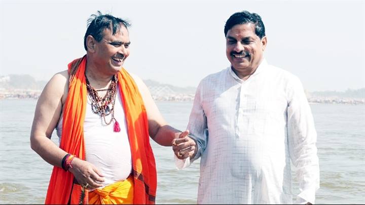 मुख्यमंत्री डॉ. मोहन यादव के साथ प्रयागराज के महाकुंभ में पवित्र स्नान के अवसर पर राजस्थान के मुख्यमंत्री श्री भजनलाल शर्मा।
