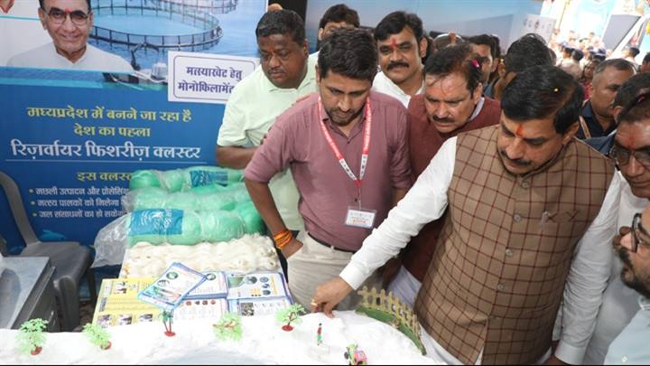 मुख्यमंत्री डॉ. मोहन यादव ने शनिवार को उज्जैन में राज्य स्तरीय निषादराज सम्मेलन मत्स्य पालन विभाग की प्रदर्शनी का अवलोकन किया ।