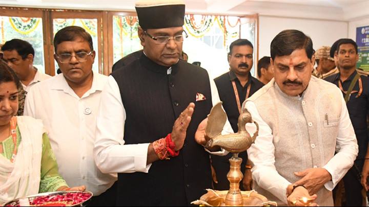 मुख्यमंत्री डॉ. मोहन यादव ने  समन्वय भवन में अंतरराष्ट्रीय सहकारिता दिवस पर सहकारी युवा संवाद कार्यक्रम का दीप प्रज्ज्वलित कर शुभारंभ किया।