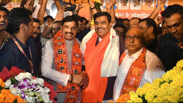 मुख्यमंत्री डॉ मोहन यादव ने विधायक श्री रामेश्वर शर्मा के जन्म दिवस पर मालवीय नगर स्थित उनके  कार्यालय पहुंच कर शुभकामनाएं दीं।