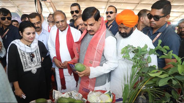मुख्यमंत्री डॉ.मोहन यादव ने सीतामऊ मंदसौर में आयोजित कृषि उद्योग समागम-2025 में कृषि उत्पादों का अवलोकन किया।