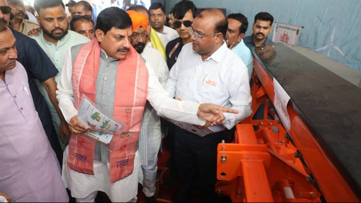 मुख्यमंत्री डॉ.मोहन यादव ने सीतामऊ मंदसौर में आयोजित कृषि उद्योग समागम 2025 में कृषि यंत्र प्रदर्शनी का अवलोकन किया।