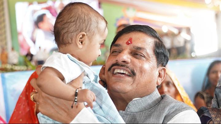 मुख्यमंत्री डॉ.मोहन यादव ने सीतामऊ मंदसौर में आयोजित कृषि उद्योग समागम-2025 में बच्चों को दुलारा।