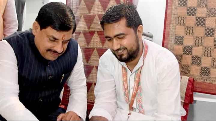 मुख्यमंत्री डॉ. यादव ने मध्यदेश स्थापना दिवस पर बाग प्रिंट का ठप्पा लगाकर पारंपरिक कला को किया प्रोत्साहित