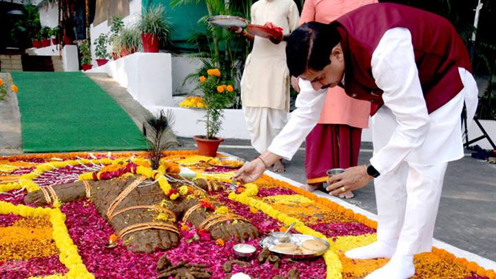 मुख्यमंत्री डॉ. मोहन यादव ने मुख्यमंत्री निवास में गोवर्धन पूजा की।