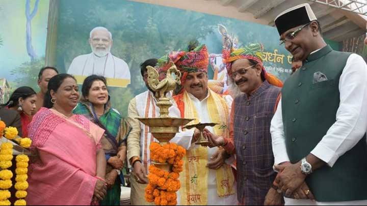 मुख्यमंत्री डॉ.मोहन यादव ने रवींद्र भवन में राज्य स्तरीय गोवर्धन पूजा समारोह का दीप प्रज्ज्वलित कर शुभारंभ किया।