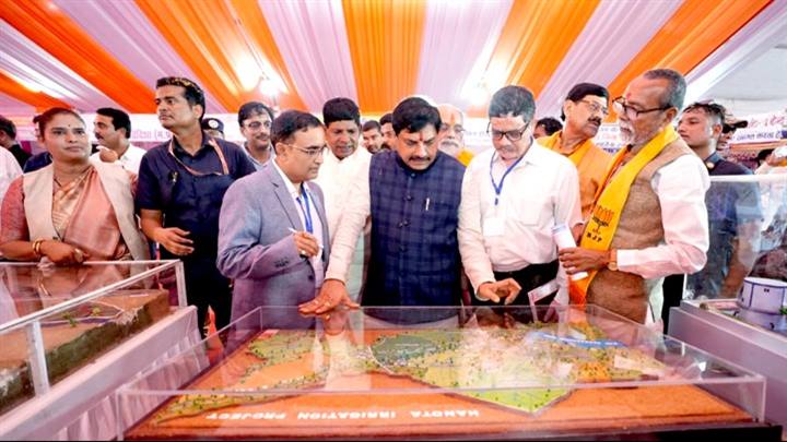 मुख्यमंत्री डॉ. मोहन यादव ने शनिवार को विदिशा के कुरवाई में हनौता सिंचाई परियोजना के मॉडल का अवलोकन किया।