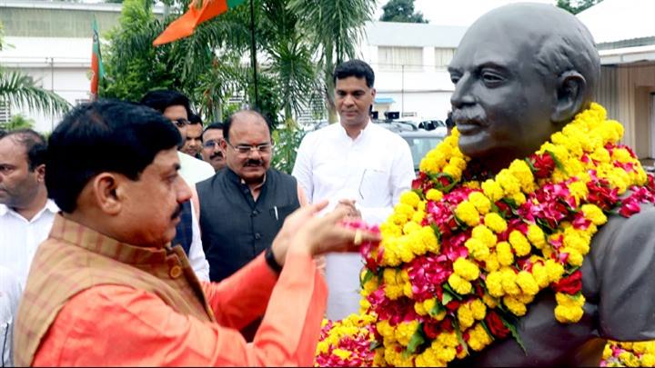 मुख्यमंत्री डॉ. यादव ने डॉ. श्यामा प्रसाद मुखर्जी की प्रतिमा पर माल्यार्पण कर दी श्रद्धांजलि