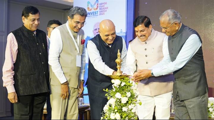 मुख्यमंत्री डॉ. मोहन यादव ने रविवार को सूरत में "इन्वेस्टमेंट ऑपर्च्युनिटीज इन मध्यप्रदेश" इंटरेक्टिव सेशन का दीप प्रज्जवलित कर शुभारंभ किया