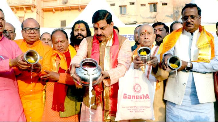 मुख्यमंत्री डॉ.मोहन यादव ने उज्जैन में दत्त अखाड़ा घाट पर भारतीय नव वर्ष 2082 चैत्र शुक्ल प्रतिपदा पर सूर्य देव को अर्ध्य अर्पित किया।