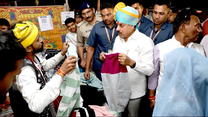 मुख्यमंत्री डॉ. यादव ने इंदौर में भिलाला समाज के स्टॉल से खरीदे गर्म कपड़े