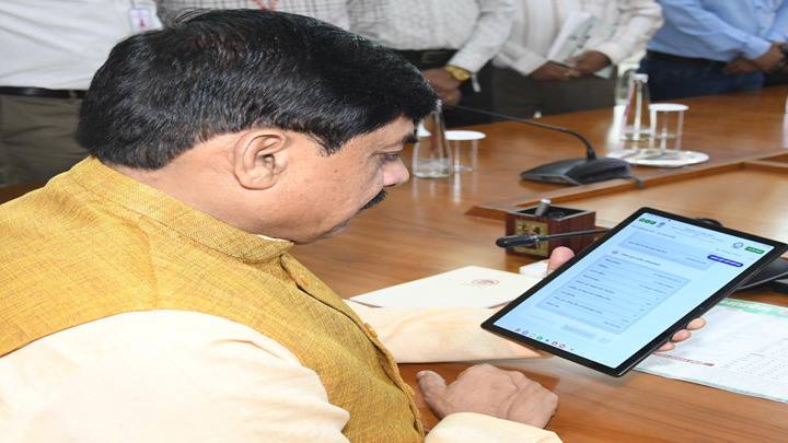 मुख्यमंत्री डॉ. मोहन यादव ने मुख्यमंत्री निवास में स्व-गणना पोर्टल पर प्रारंभिक पंजीकरण की स्व-गणना प्रक्रिया के साथ प्रदेश में जनगणना 2027 की प्रक्रिया का शुभारंभ किया।