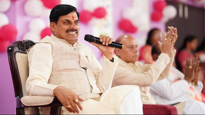 मुख्यमंत्री डॉ.मोहन यादव ने नरयावली के शासकीय सांदीपनि उच्चतर माध्यमिक विद्यालय के विद्यार्थियों से संवाद किया।