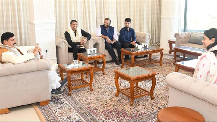 मुख्यमंत्री डॉ. मोहन यादव से बिहार की खेल मंत्री सुश्री  श्रेयसी सिंह तथा बिहार के खेल महानिदेशक  श्री रविंद्रन शंकरन ने मुख्यमंत्री निवास स्थित समत्व भवन में सौजन्य भेंट की।