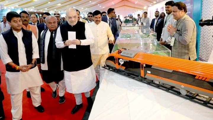 केंद्रीय गृह मंत्री श्री शाह एवं मुख्यमंत्री डॉ. यादव ने निवेश से रोजगार-अटल संकल्प विषय पर लगी प्रदर्शनी का किया अवलोकन