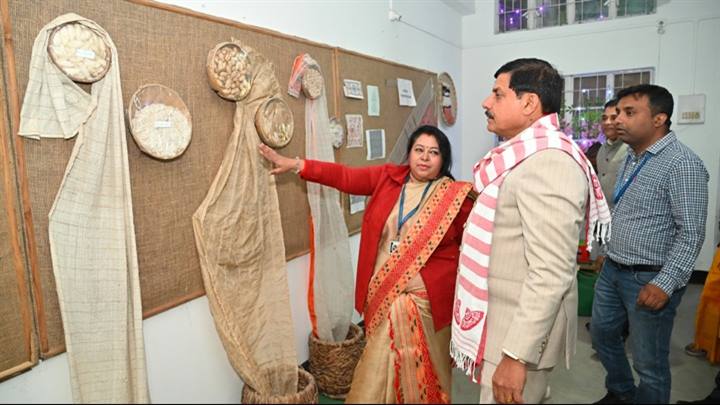मुख्यमंत्री डॉ. यादव ने असम के सिल्क विलेज सुआलकुची का किया भ्रमण; रेशम उत्पादन की बारीकियों को जाना और बुनकरों से किया संवाद