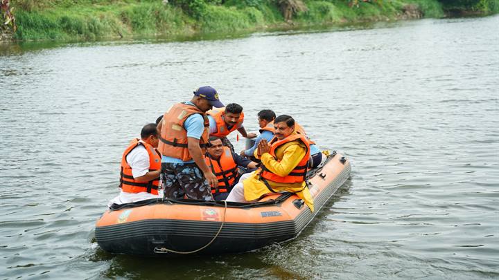 मुख्यमंत्री डॉ. यादव ने क्षिप्रा नदी पर निर्माणाधीन घाटों का जायजा लिया