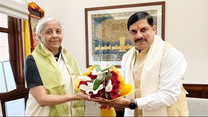 मुख्यमंत्री डॉ. मोहन यादव ने गुरुवार को पार्लियामेंट हाउस में केंद्रीय वित्त मंत्री श्रीमती निर्मला सीतारमण को पुष्पगुच्छ देकर भेंट की।