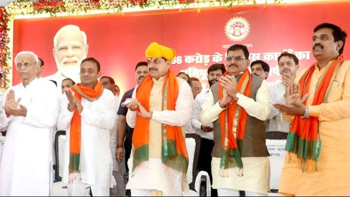 मुख्यमंत्री डॉ. मोहन यादव ने गुरुवार को सनावद के बेड़िया में अम्बा रोडीया माइक्रो उद्वहन सिंचाई योजना का रिमोट का बटन दबाकर लोकार्पण किया।