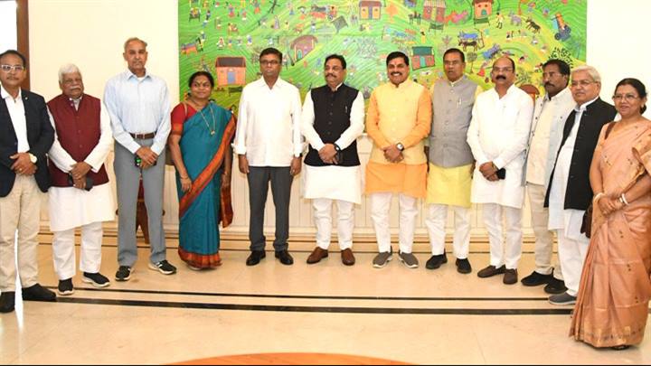 मुख्यमंत्री डॉ. मोहन यादव से अनुसूचित जाति एवं जनजाति कल्याण के लिए गठित केंद्रीय समिति के सदस्यों ने पूर्व केंद्रीय राज्य मंत्री श्री फग्गन सिंह कुलस्ते के नेतृत्व में मुख्यमंत्री निवास में सौजन्य भेंट की।